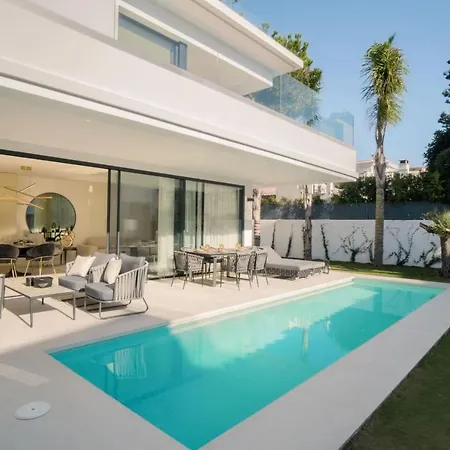 Villa Independientes Modernas Con Piscina Privada